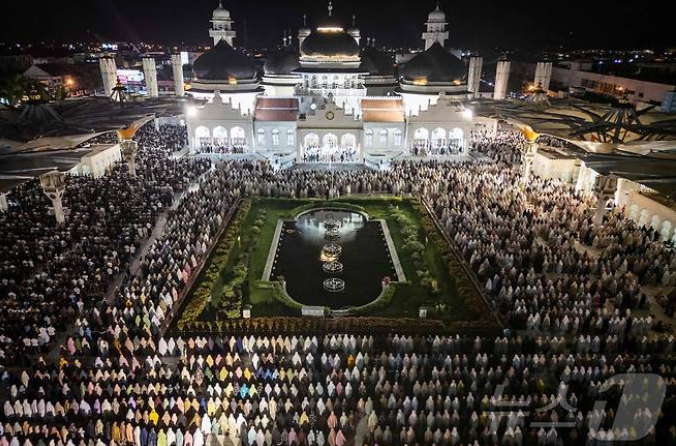 ‘해 떠 있으면 물도 못 마신다’ 20억 무슬림 라마든 금식