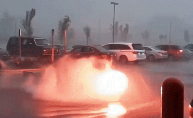 주차장 가로지른 빛덩어리…파이어볼?